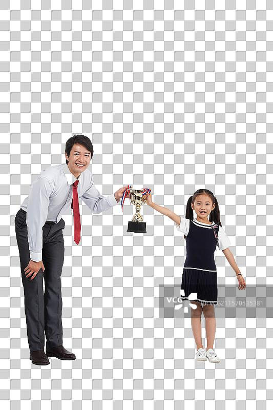 棚拍商务装年轻父亲穿裙子的小女孩拿奖杯图片素材