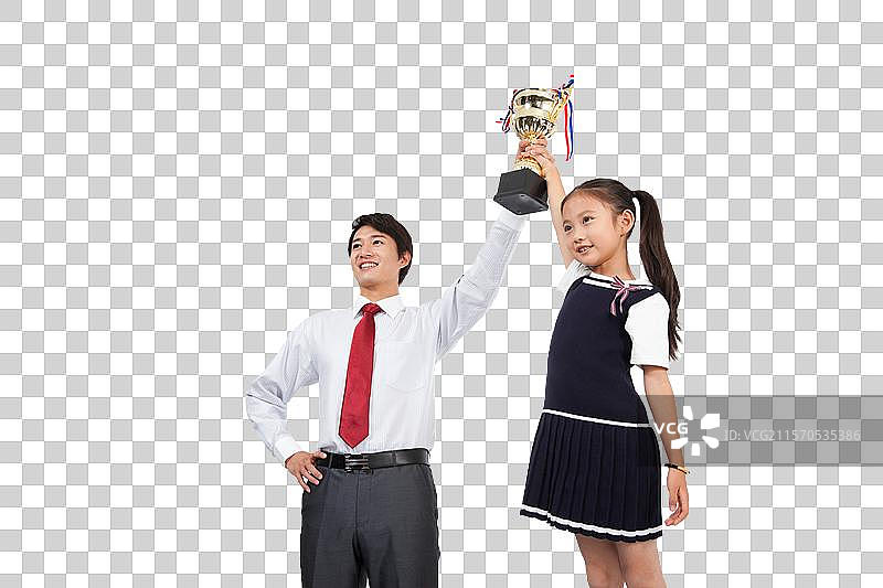 棚拍商务装年轻父亲穿裙子的小女孩拿奖杯图片素材