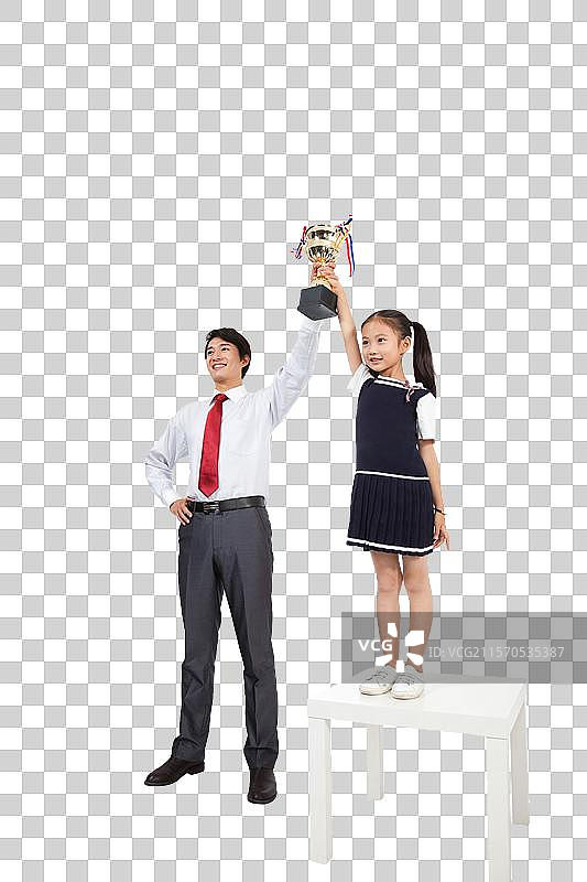 棚拍商务装年轻父亲穿裙子的小女孩拿奖杯图片素材