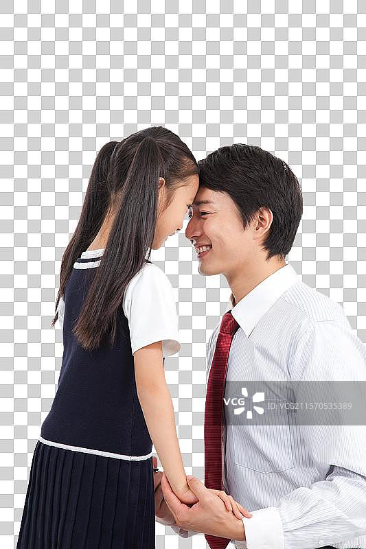 棚拍商务装年轻父亲和穿裙子的小女孩亲昵图片素材
