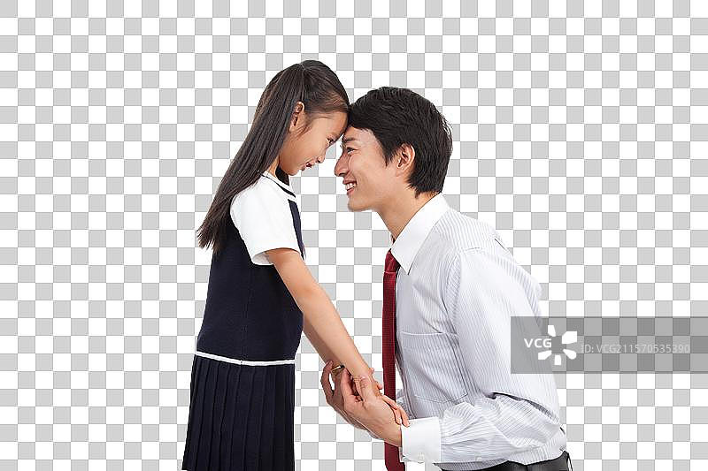 棚拍商务装年轻父亲和穿裙子的小女孩亲昵图片素材