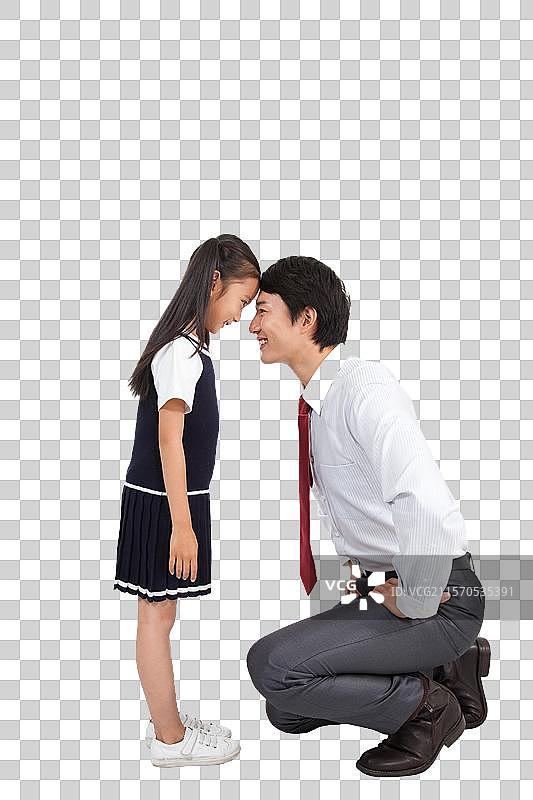 棚拍商务装年轻父亲和穿裙子的小女孩亲昵图片素材