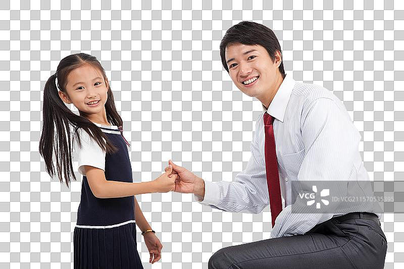 棚拍商务装年轻父亲和穿裙子的小女孩拉手图片素材