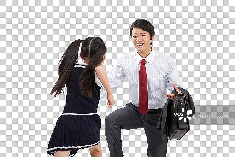 棚拍商务装年轻父亲和穿裙子的小女孩拥抱图片素材