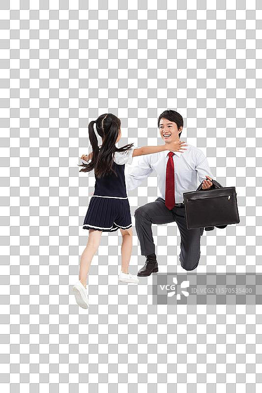 棚拍商务装年轻父亲和穿裙子的小女孩拥抱图片素材