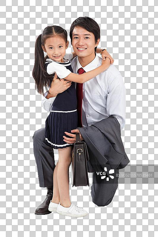 棚拍商务装年轻父亲和穿裙子的小女孩拥抱图片素材