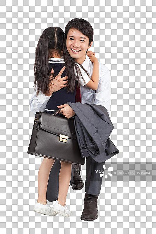 棚拍商务装年轻父亲和穿裙子的小女孩拥抱图片素材
