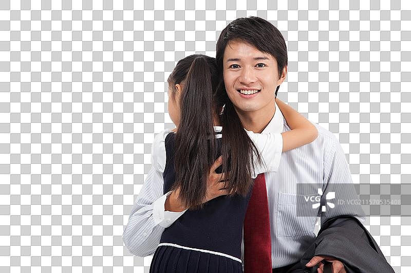 棚拍商务装年轻父亲和穿裙子的小女孩拥抱图片素材