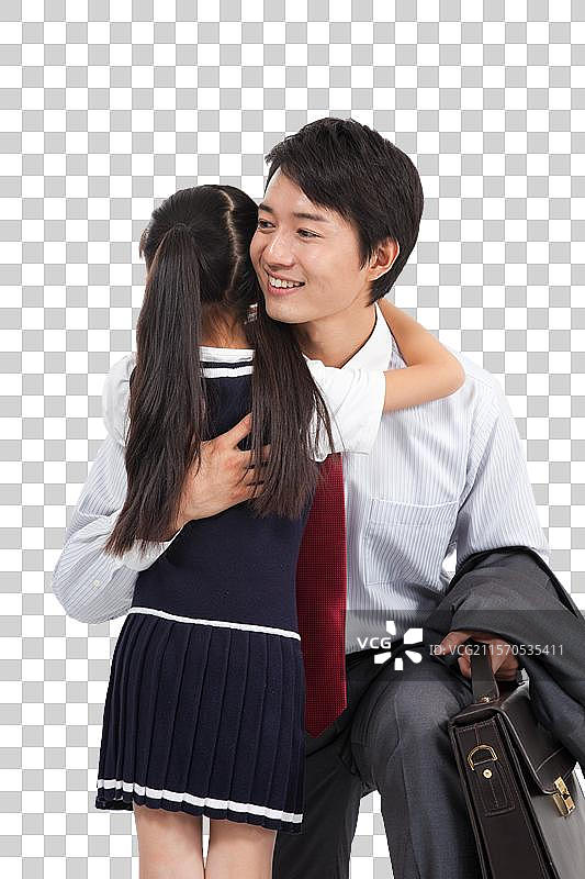 棚拍商务装年轻父亲和穿裙子的小女孩拥抱图片素材