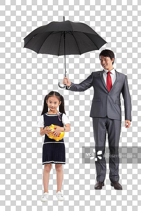 棚拍商务装年轻父亲为穿裙子的小女孩撑伞图片素材