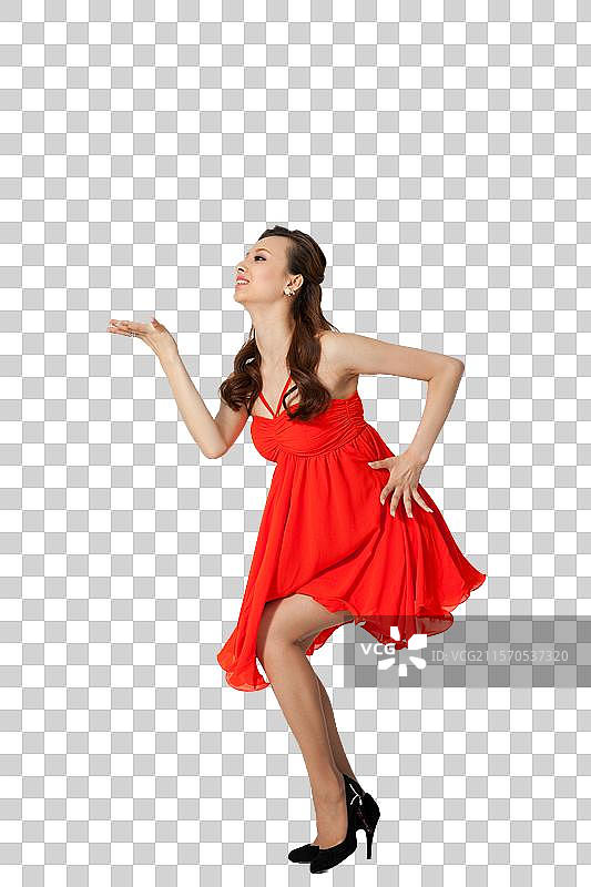 棚拍穿红色连衣裙的年轻女人图片素材
