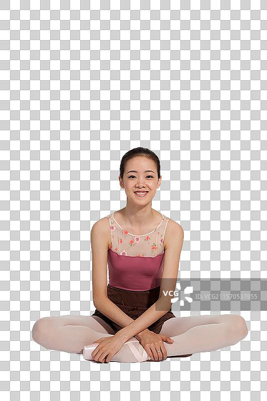 棚拍年轻的芭蕾舞女演员练习基本功图片素材