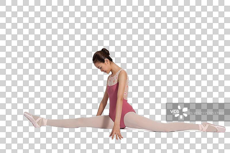 棚拍年轻的芭蕾舞女演员练习基本功图片素材