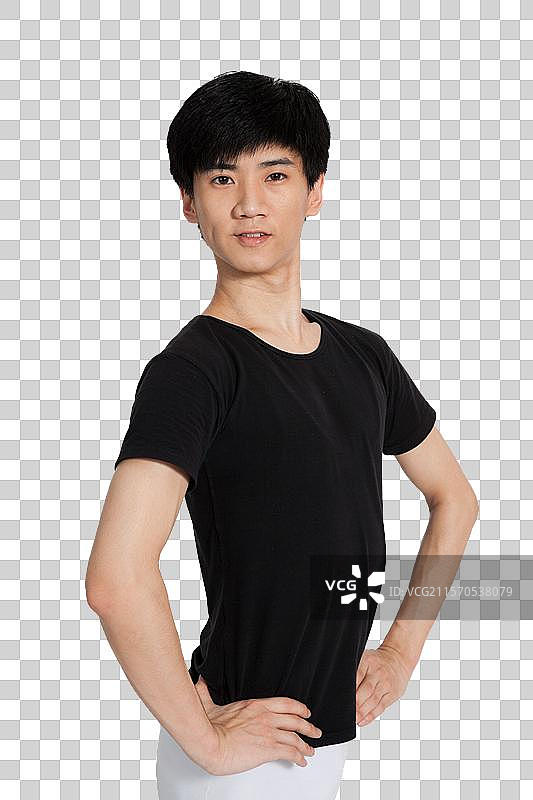 棚拍年轻的芭蕾舞男演员练习基本功图片素材