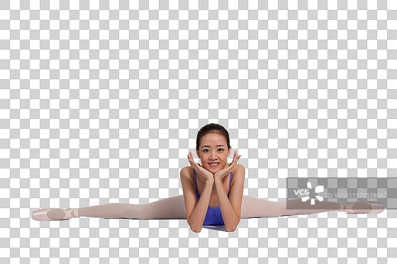 棚拍年轻的芭蕾舞女演员练习基本功图片素材