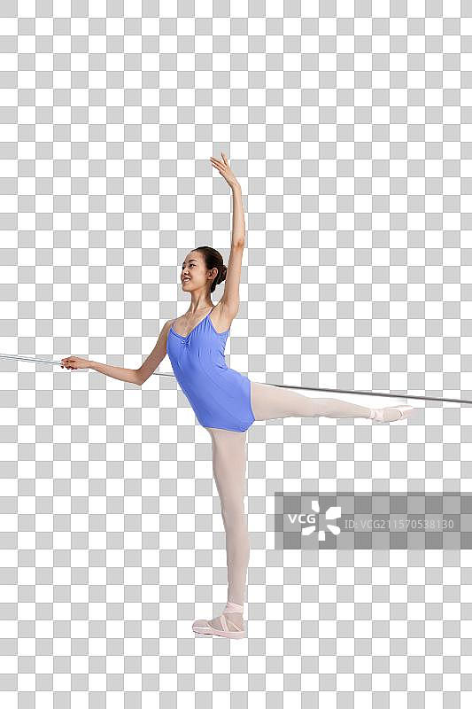 棚拍年轻的芭蕾舞女演员练习基本功图片素材