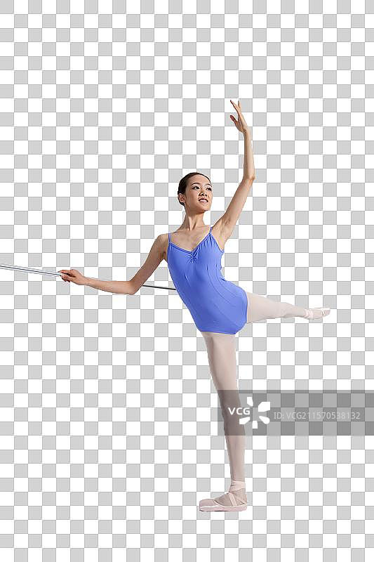棚拍年轻的芭蕾舞女演员练习基本功图片素材