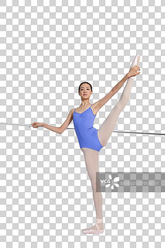 棚拍年轻的芭蕾舞女演员练习基本功图片素材