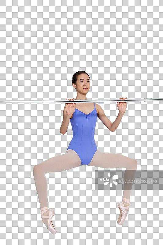 棚拍年轻的芭蕾舞女演员练习基本功图片素材