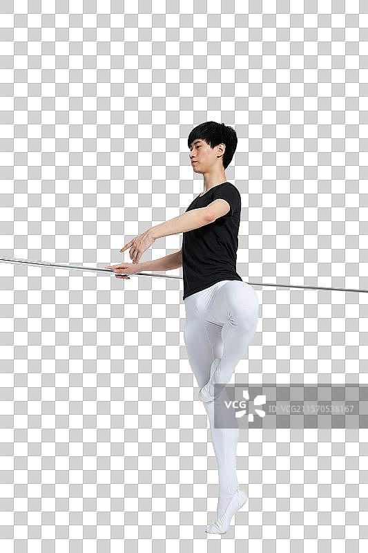 棚拍年轻的芭蕾舞男演员练习基本功图片素材