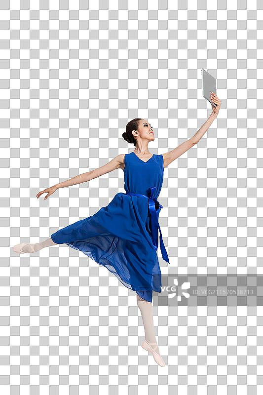 棚拍年轻女人拿着ipad跳舞图片素材