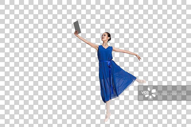 棚拍年轻女人拿着ipad跳舞图片素材
