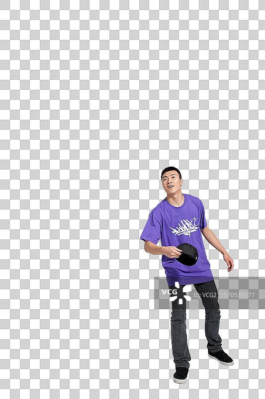 棚拍年轻男人扔帽子图片素材