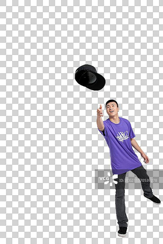 棚拍年轻男人扔帽子图片素材