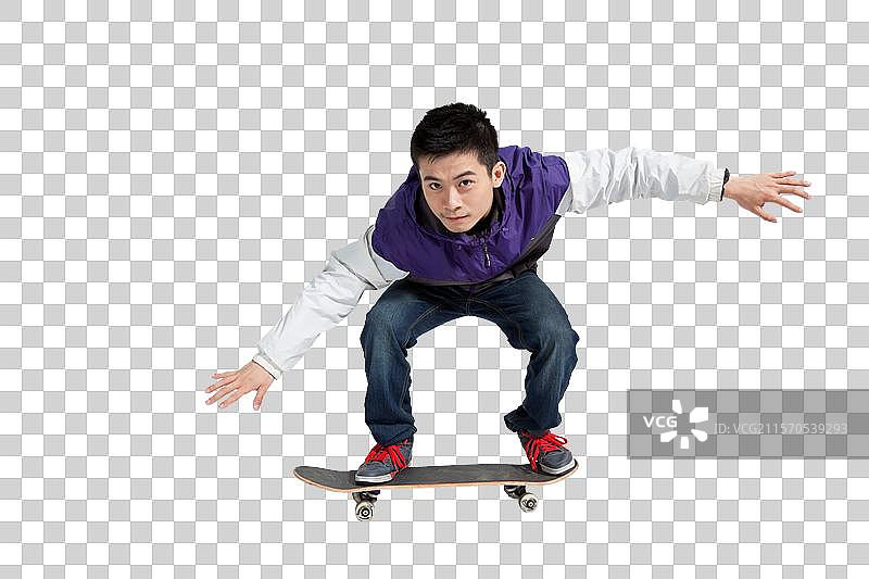 棚拍年轻男人玩滑板图片素材