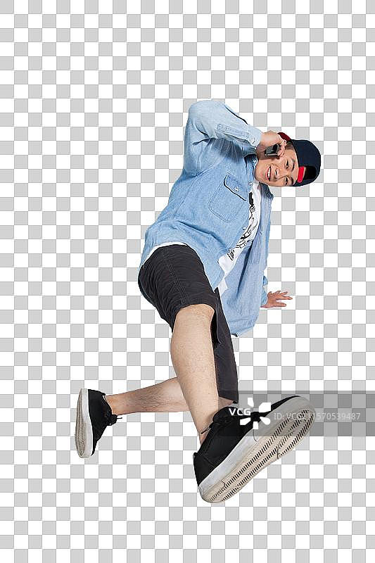 棚拍活力的年轻男人拿着手机图片素材