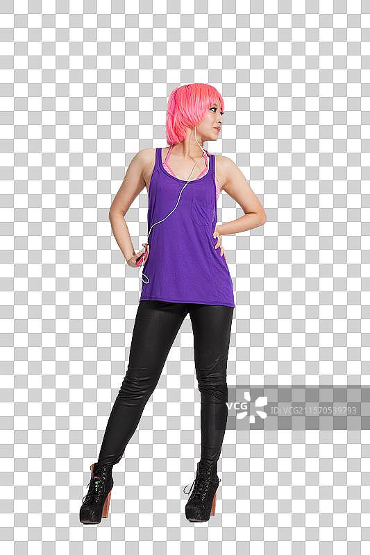 棚拍年轻女人戴耳机听音乐跳舞图片素材