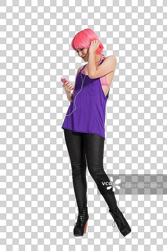 棚拍年轻女人戴耳机听音乐跳舞图片素材