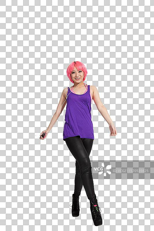 棚拍年轻女人戴耳机听音乐跳舞图片素材