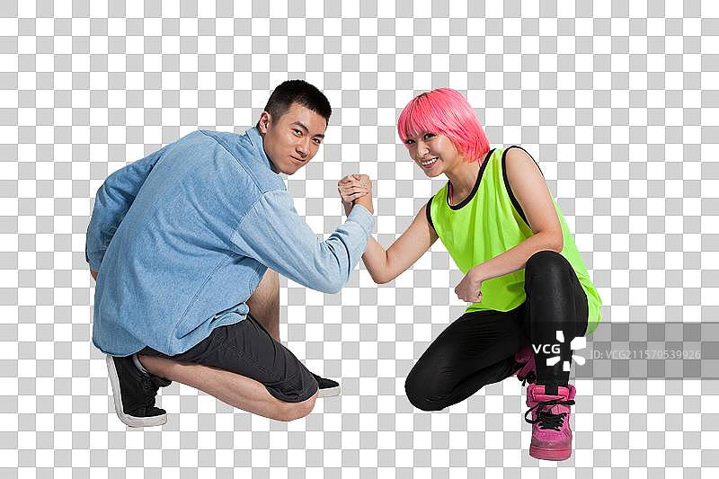 棚拍年轻人扳手腕图片素材