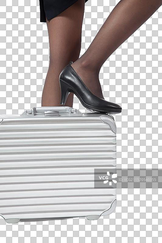 棚拍年轻商务女士和手提箱图片素材