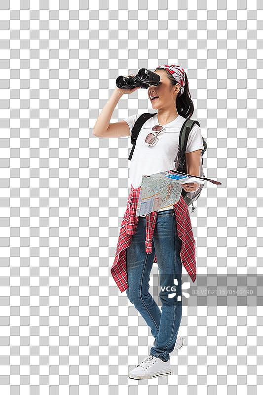 棚拍年轻女人户外旅行拿着望远镜图片素材