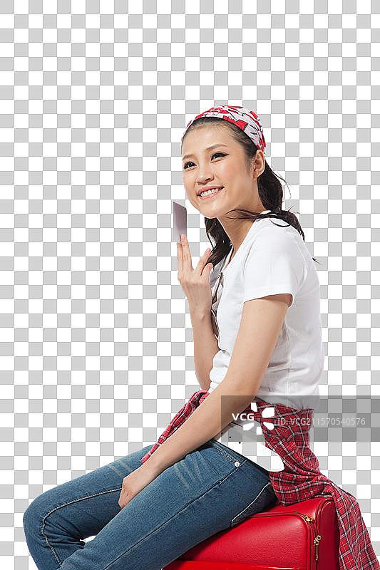 棚拍旅行的年轻女人拿着银行卡图片素材