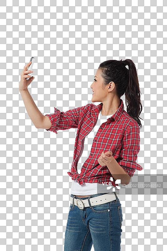 棚拍年轻女人用手机自拍图片素材