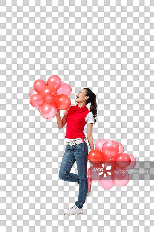 棚拍年轻女人举着红色气球图片素材