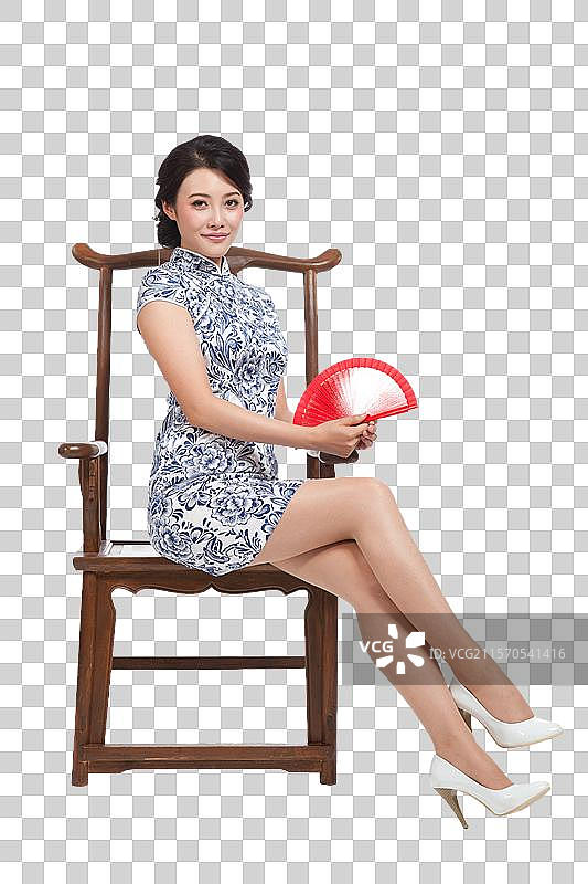 棚拍身穿中国传统服装的年轻女人坐中式椅图片素材