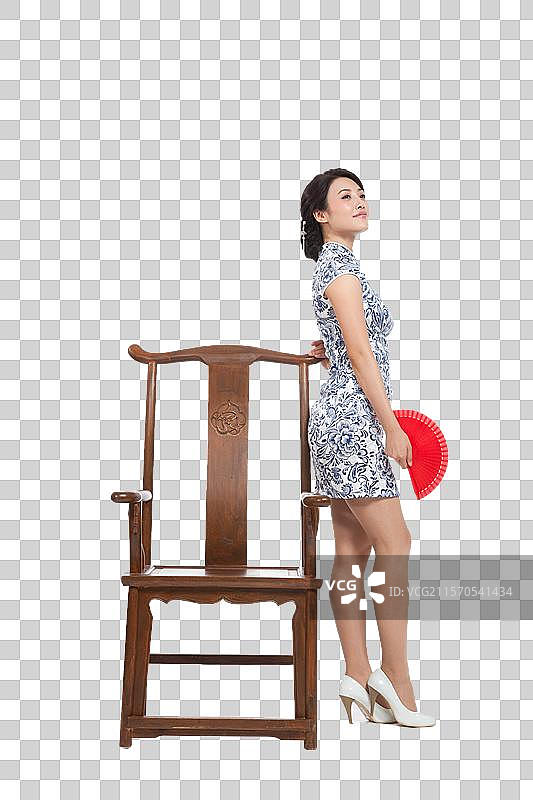 棚拍身穿中国传统服装的年轻女人和中式椅图片素材