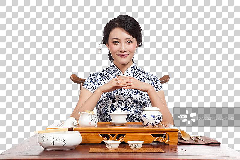 棚拍身穿中国传统服装的年轻女人秀茶艺图片素材