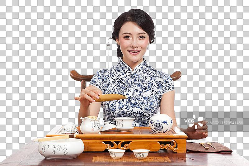 棚拍身穿中国传统服装的年轻女人秀茶艺图片素材