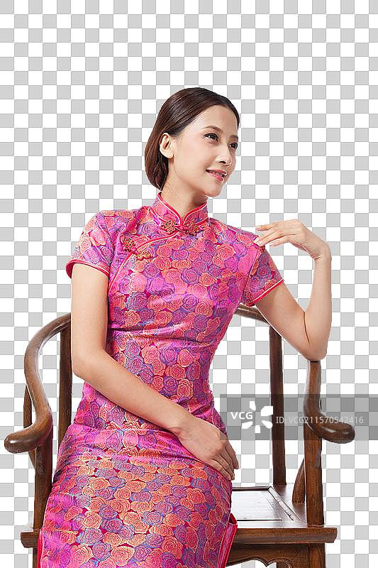 棚拍身穿中国传统服装的年轻女人坐中式椅图片素材