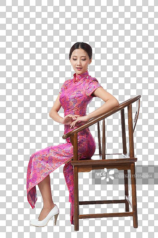 棚拍身穿中国传统服装的年轻女人和扇子图片素材