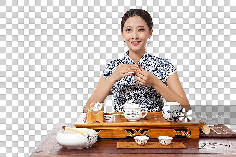 棚拍身穿中国传统服装的年轻女人品茶图片素材