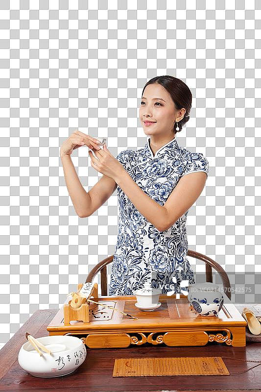 棚拍身穿中国传统服装的年轻女人品茶图片素材