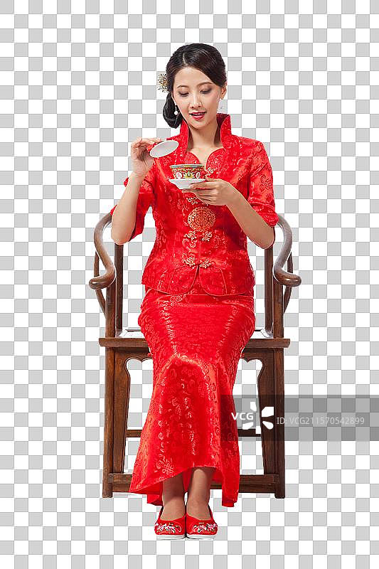 棚拍身穿中国传统服装的年轻女人品茶图片素材