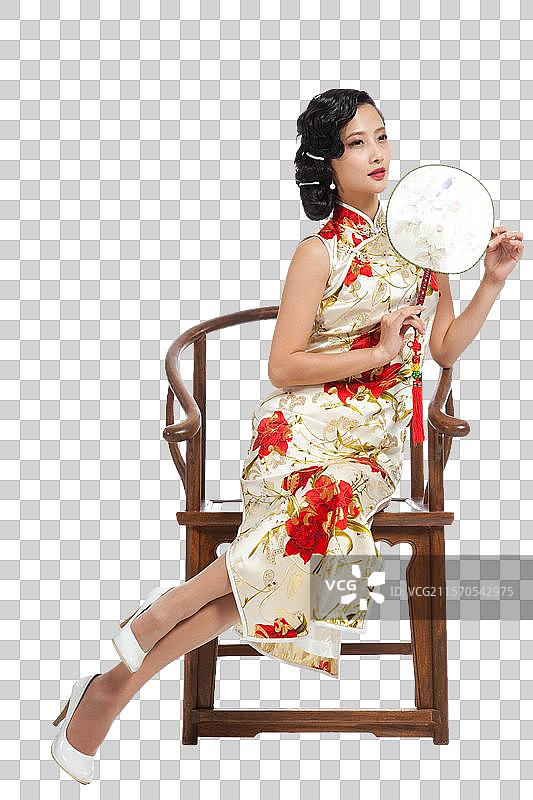 棚拍身穿中国传统服装的年轻女人端坐图片素材