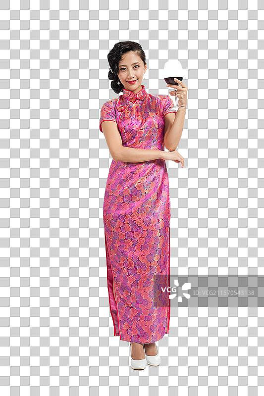 棚拍身穿中国传统服装的年轻女人举杯图片素材
